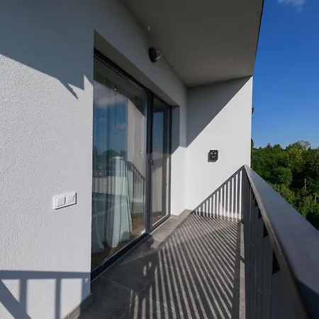 мм Group אוזהורוד